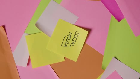 concepto de negocio de notas adhesivas giratorias con medios sociales escritos en la nota superior