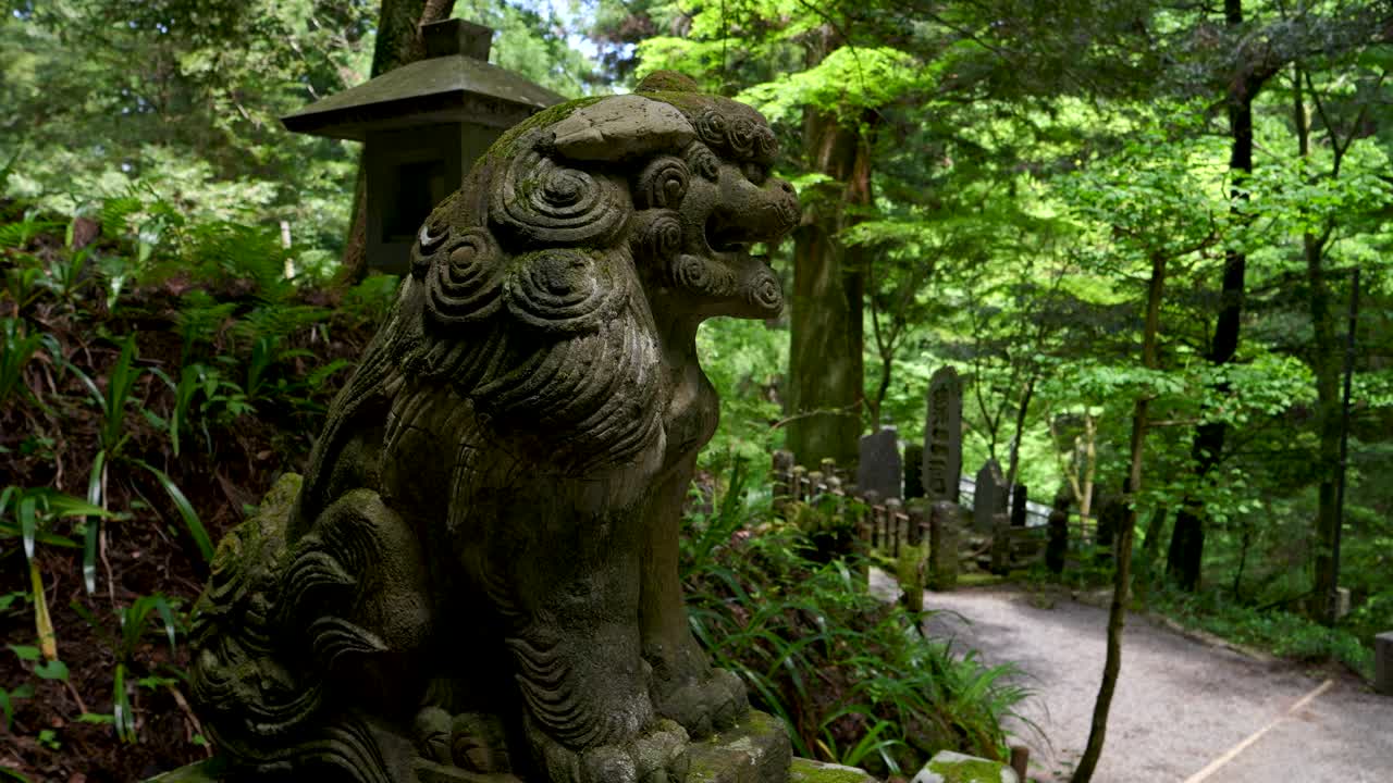 estatua de león de piedra en el santuario en lo profundo del bosque exuberante
