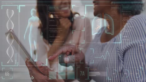 animación del procesamiento de datos médicos en pantallas digitales sobre dos mujeres sonriendo y usando una tableta