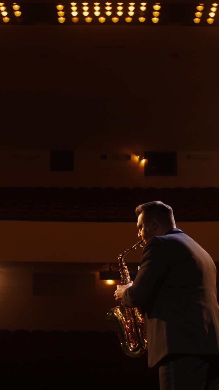 Sassofonista che si esibisce sul palco
