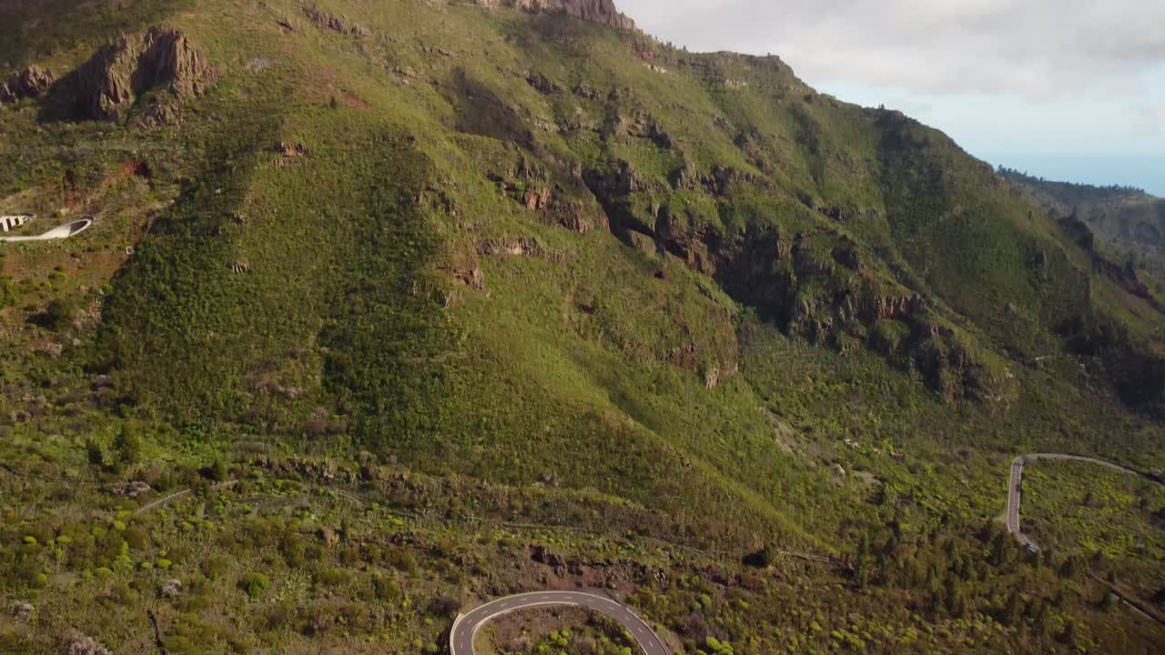 coches conduciendo en la curva de la carretera de la isla de tenerife paisaje, vista aérea de drones