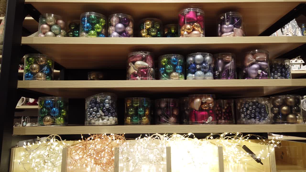 Guirnaldas y adornos navideños. Grabación antes de Navidad