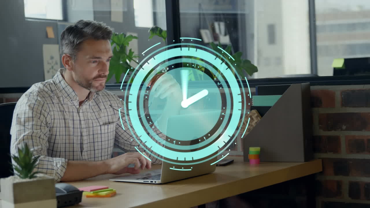 animación de un reloj moviéndose rápido sobre un hombre de negocios usando una computadora portátil en la oficina