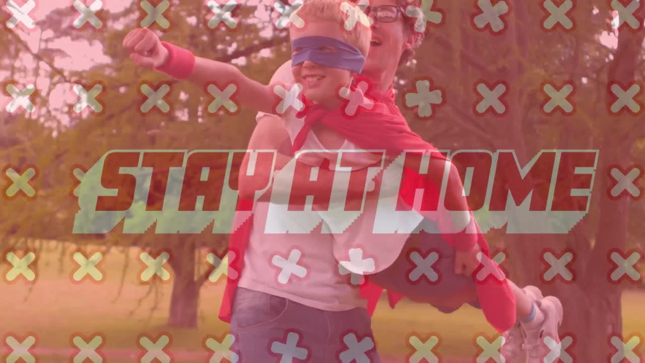 케이프와 마스크를 입은 백인 소년 위에 움직이는 십자가와 함께 집에 머무르는 텍스트의 애니메이션