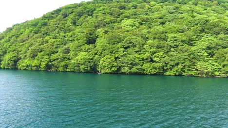 la vista del barco tradicional japonés en el lago ashi