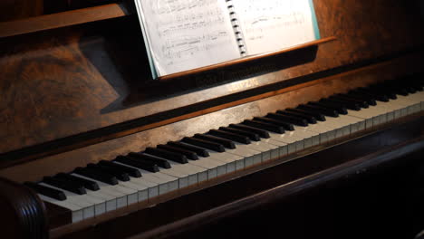 panorámica de piano con iluminación ambiental