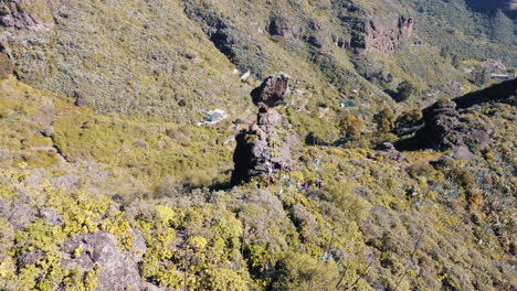 fantástica toma aérea a distancia del roque de la vela en la isla de gran canaria, en la ciudad de valsequillo y en un día soleado