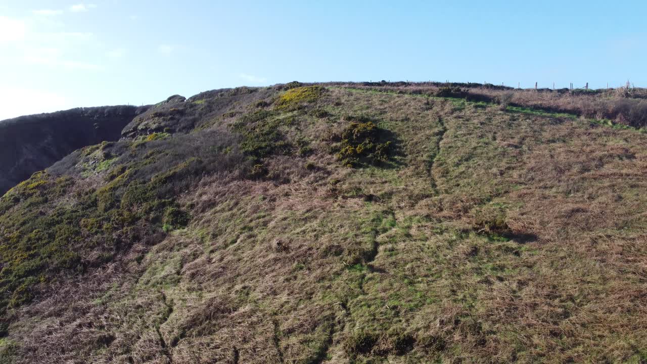 ascendente aérea de la pista del camino de la costa con campos agrícolas en un día soleado