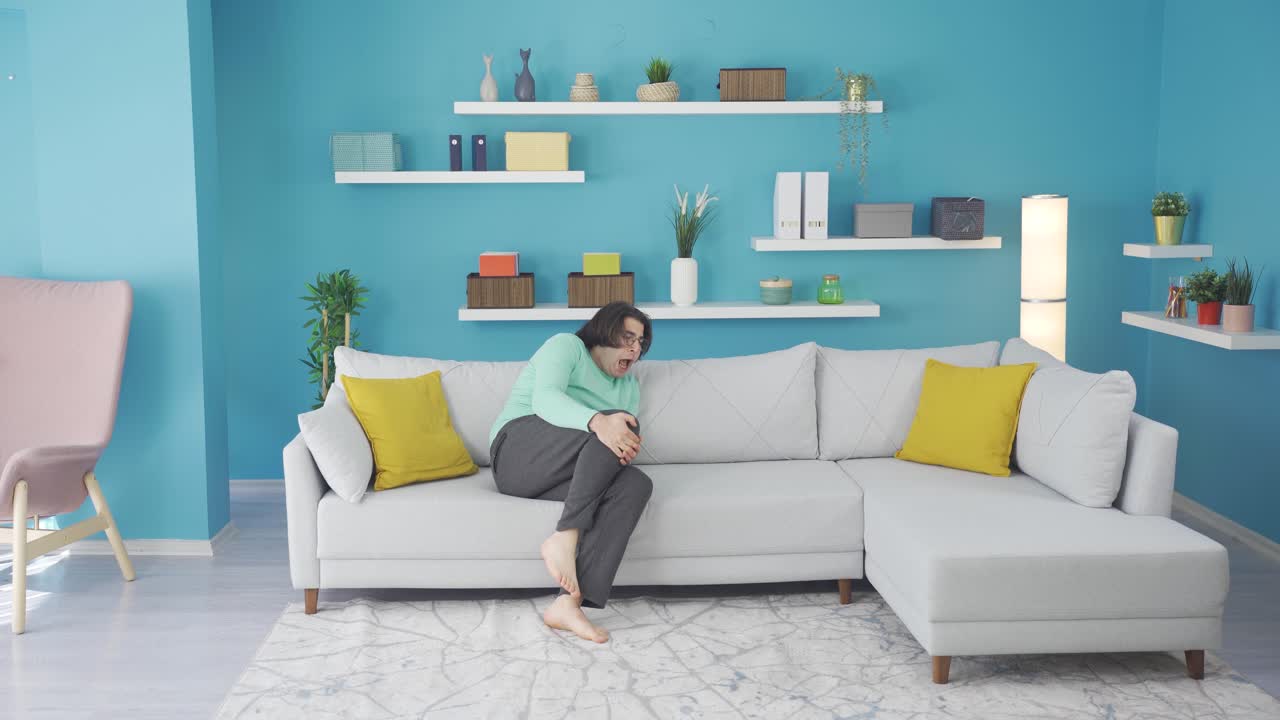 웃긴 남자가 집에서 운동하는 동안 무 ⁇ 을 다쳤습니다.