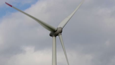 una turbina eólica en primer plano