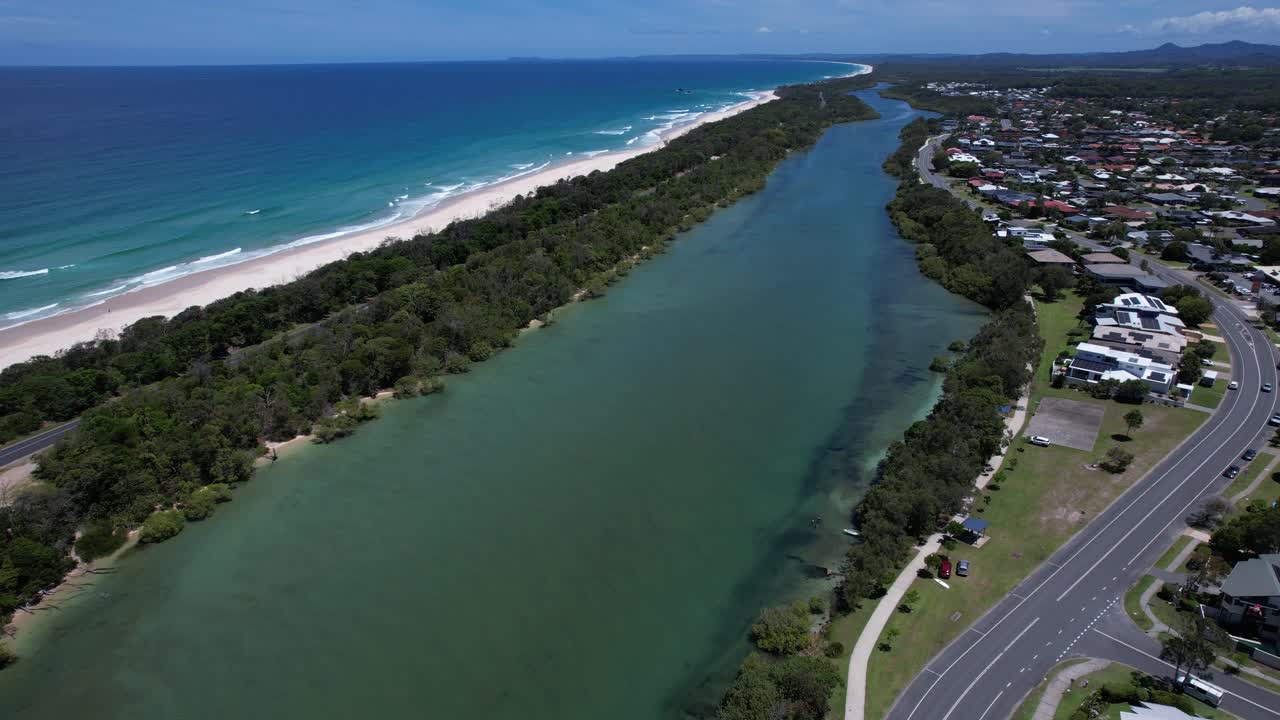 Mooball Creek, Tweed Coast Road e Pottsville Town nel Nuovo Galles del Sud, Australia. - Ripresa aerea.