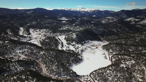 Immergrünes-Colorado,-Luftbilddrohne,-Innenstadt,-Große-Höhe,-Unglaublicher-Panoramablick-Auf-Mount-Evans,-Blauer-Himmel,-Three-Sisters-Lake-House,-Golfplatz,-Weiterführende-Schule,-Winter,-Sonniger-Morgen,-Denver,-Offener-Raum,-Kreis,-Links