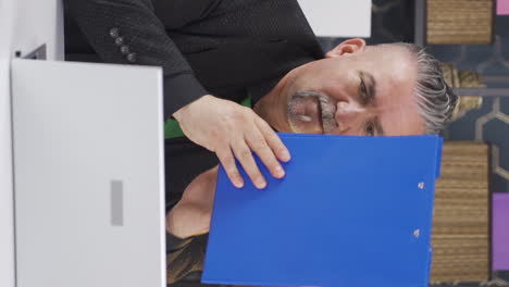 video vertical de un hombre de negocios enojado cierra los archivos enojado.