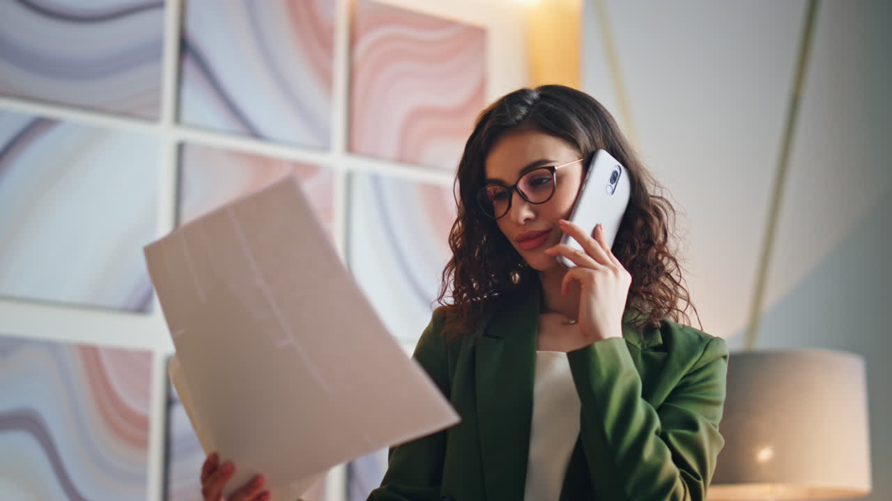 Leder diskuterer projekt i telefonisk samtale, nærbillede. Fokuseret CEO i telefon på kontoret.