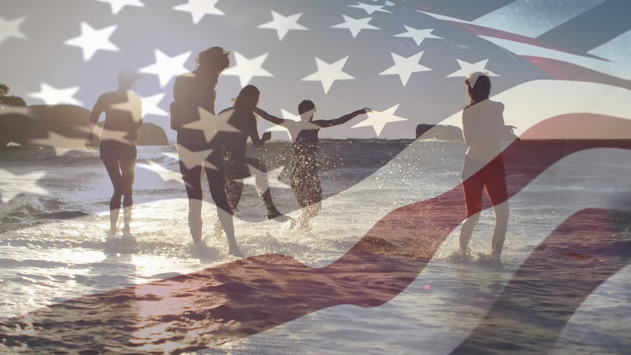 amigos divirtiéndose en la playa al atardecer