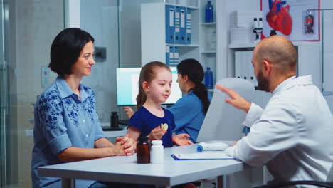 Doctor-Choca-Esos-Cinco-Con-Un-Pequeño-Paciente.