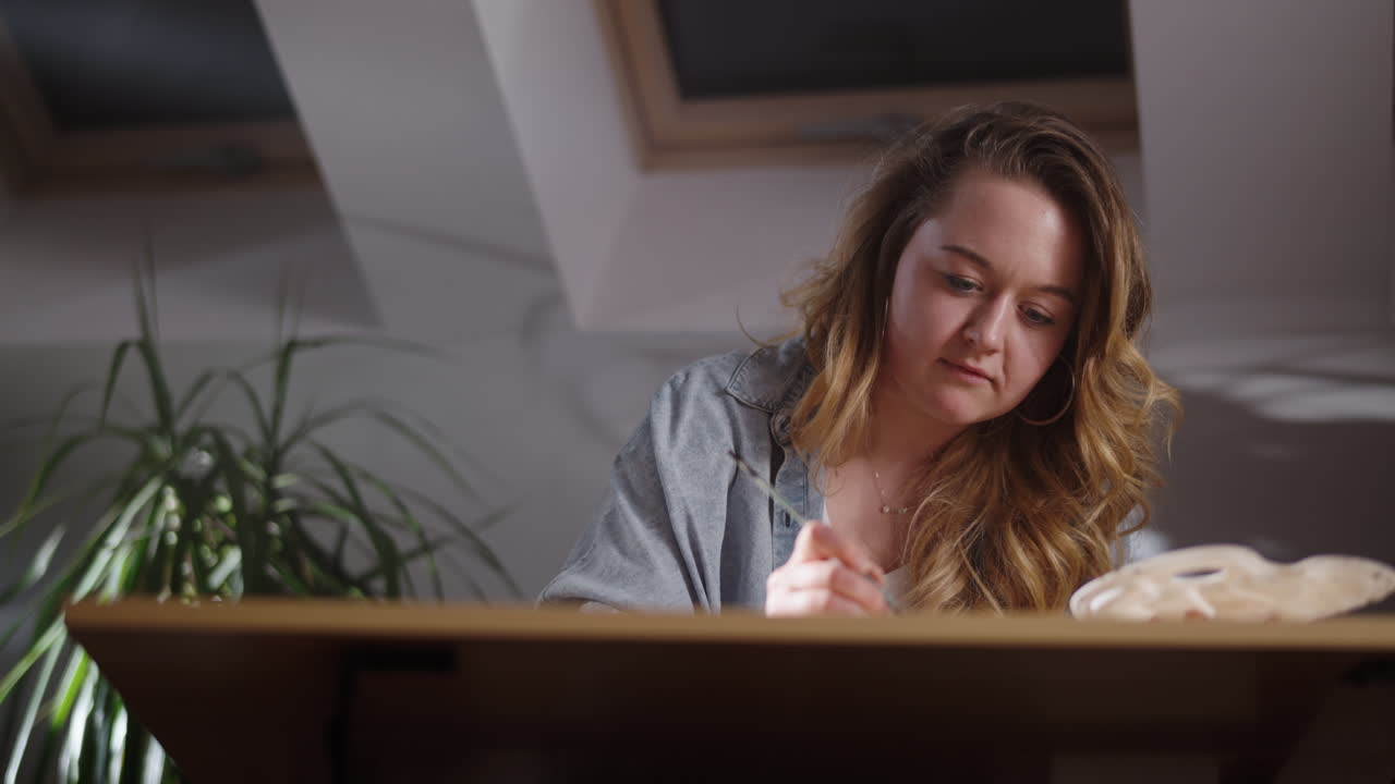 mujer pintando en casa