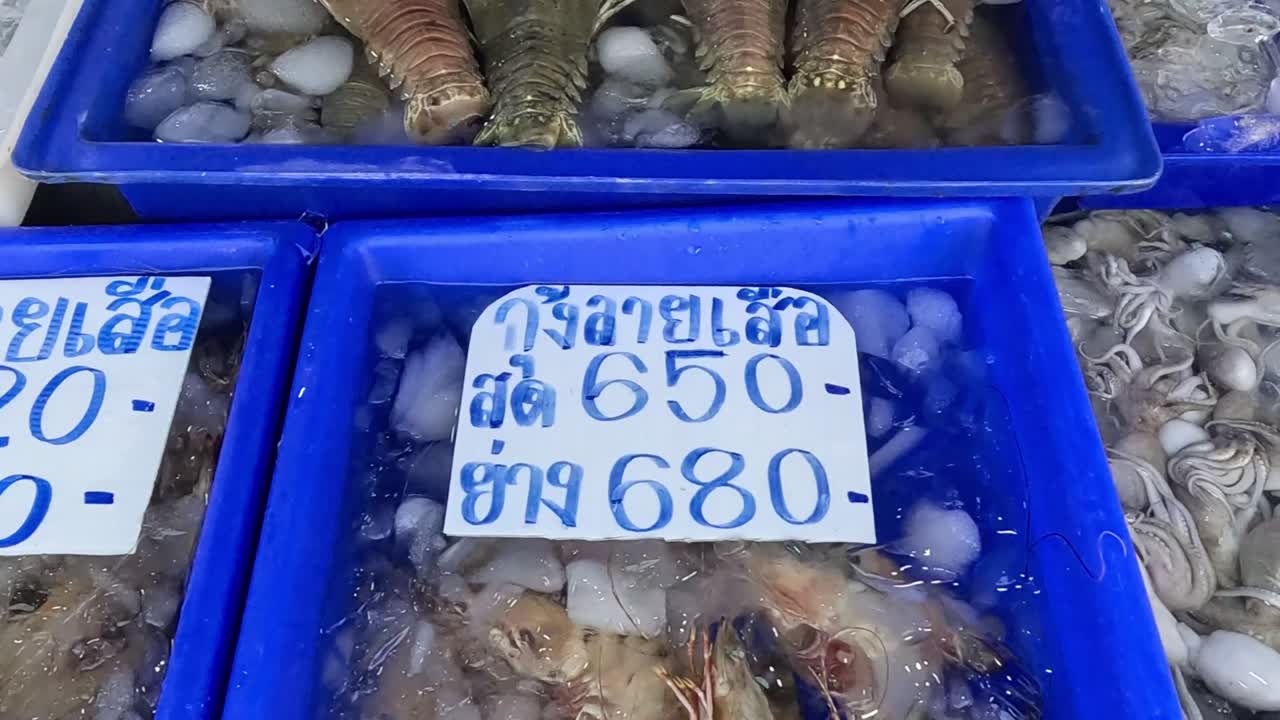 시장 에서 판매 하는 여러 가지 해산물