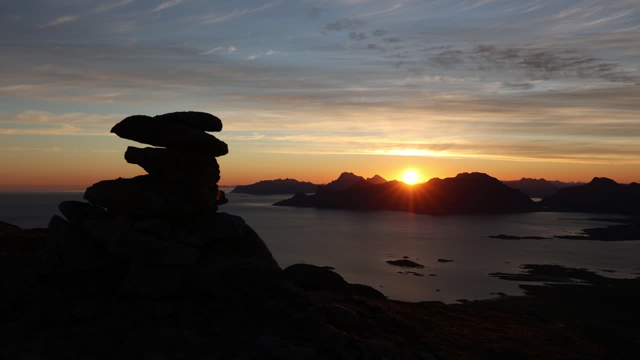 아름다운 바다 경치에서 산 뒤에 화려한 일출의 시간 경과