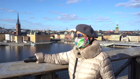 Frau,-Die-Sonne-Im-Panoramischen-Ort-Des-Stockholmer-Stadtbildes-Und-Gamla-Stan-Bekommt