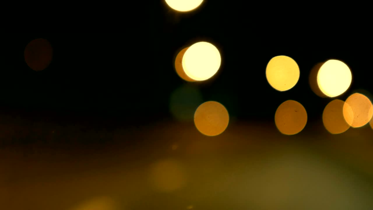 야간 도로, 고속도로를 가로질러 차를 운전하는 것, 초점을 잃은 불빛, 로스앤젤레스 거리 추상화, 도시 흐릿한 배경, 움직이는 보케, 야간 교통의 서클.