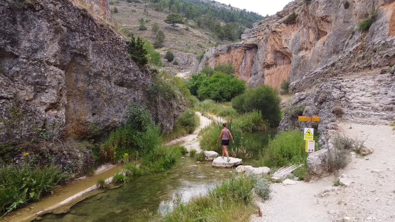 ruta del barranco de la hoz в каломарде, теруэль, гвадалахара, испания - туристка идет по красивому каньону.