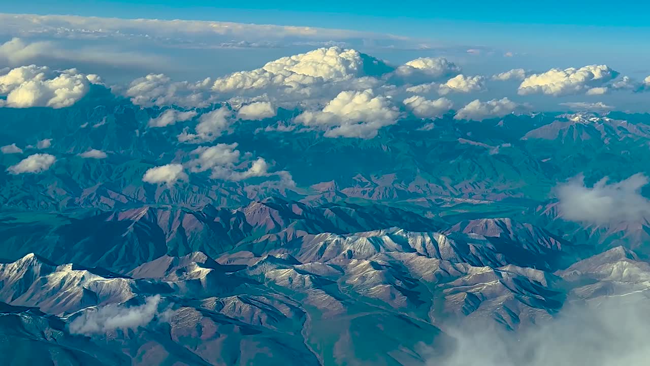 Overlooking the endless mountains and rivers from a high altitude，A bird's-eye view of the white clouds and snow mountains from a high altitude，Natural Scenery of China