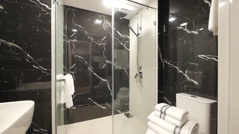 Baño-Elegante-Con-Decoración-De-Pared-Con-Patrón-De-Mármol