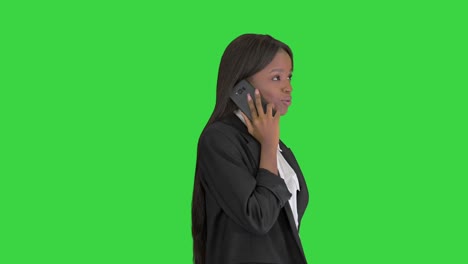 mujer de negocios afroamericana casual hablando por teléfono en una pantalla verde, llave de croma