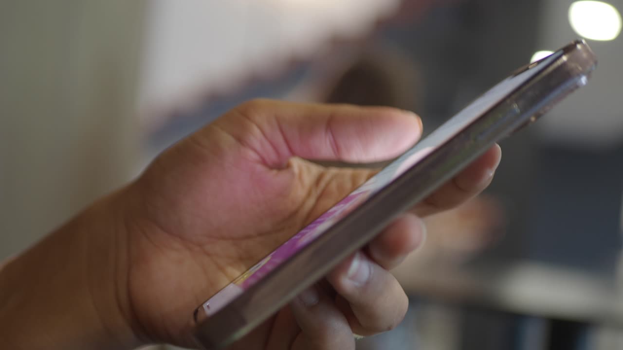 persona que utiliza un teléfono inteligente