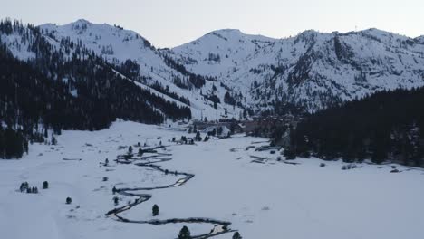 Drohnenaufnahme-Der-Verschneiten-Berge-Des-Lake-Tahoe