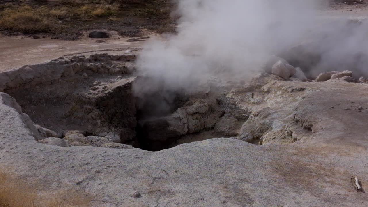 vapor saliendo de una grieta en el parque nacional de yellowstone