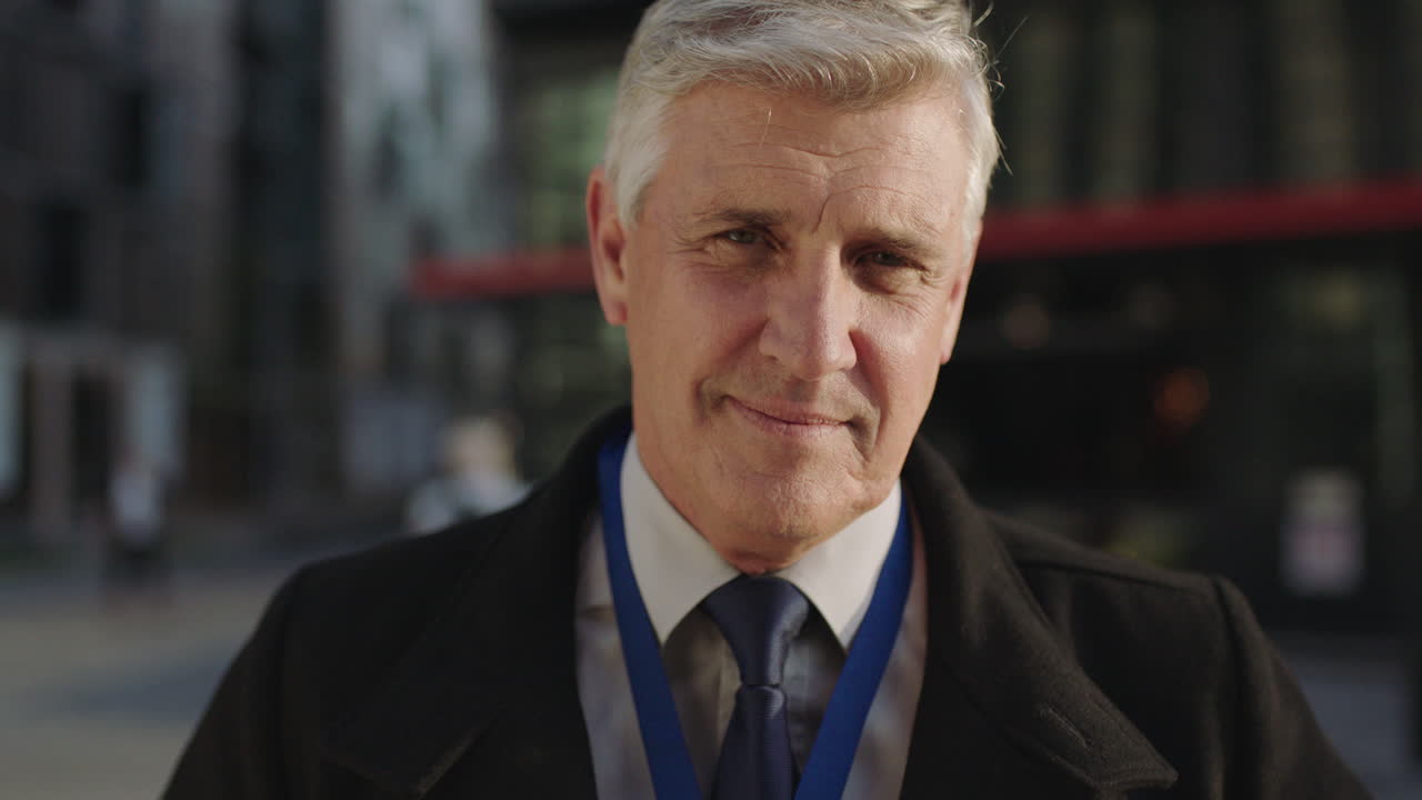 retrato de cerca de un exitoso ejecutivo maduro hombre de negocios pensando pensativo mirando gira la cabeza a la cámara sonriendo confiado