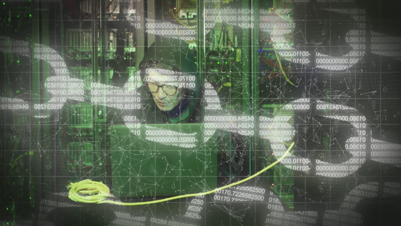 animación de texto nft sobre hacker masculino asiático en la sala del servidor