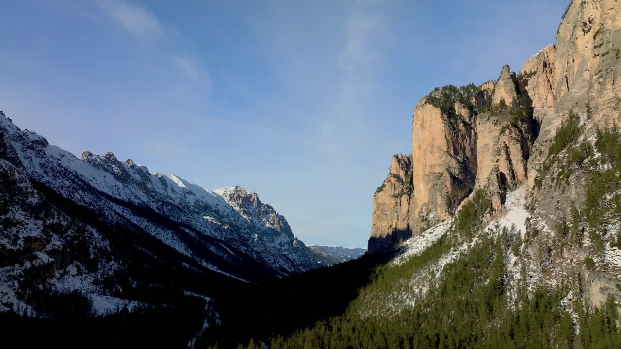 마레베(marebbe)의 겨울 풍경과 함께 그늘진 계곡 바닥 덮힌 숲의 공중 전망