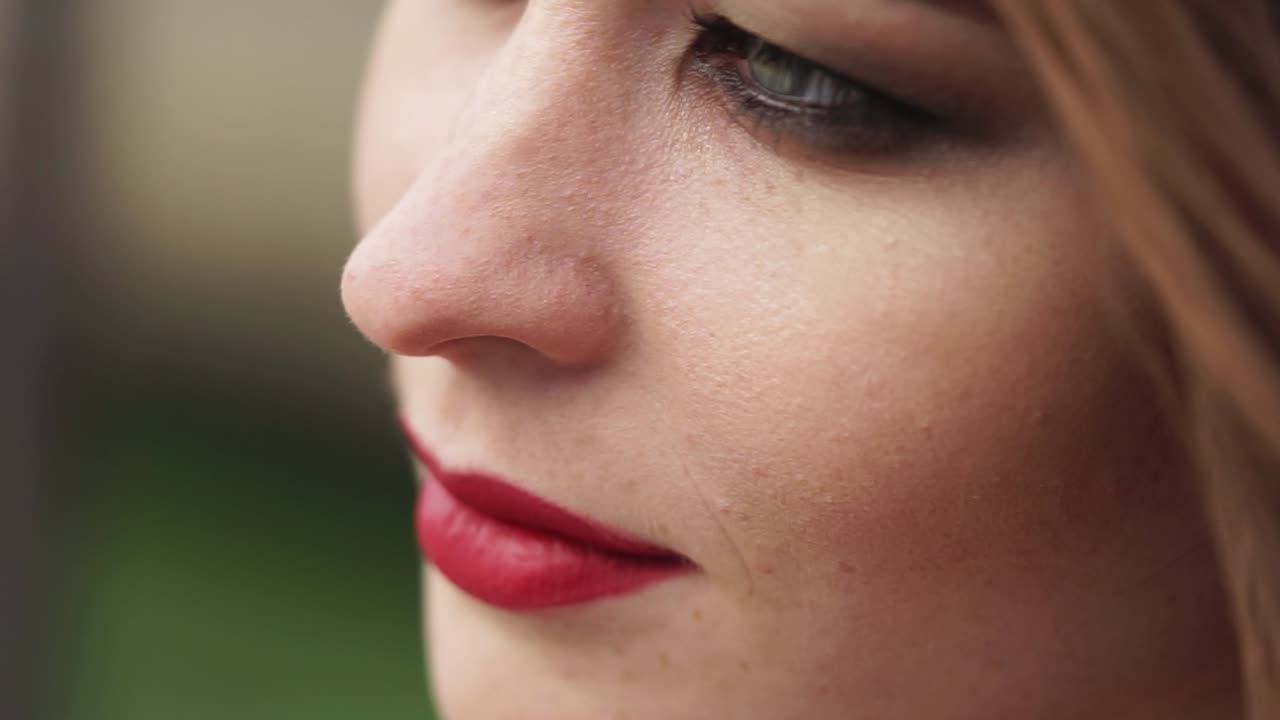 retrato en primer plano de una mujer con maquillaje
