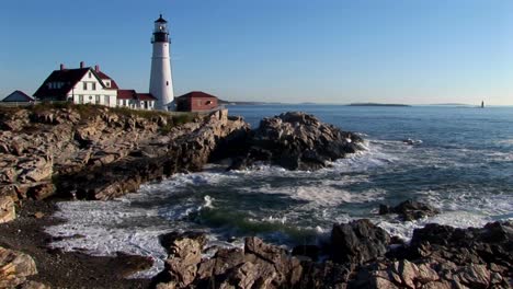 el faro principal de portland supervisa el océano desde las rocas en maine, nueva inglaterra 5