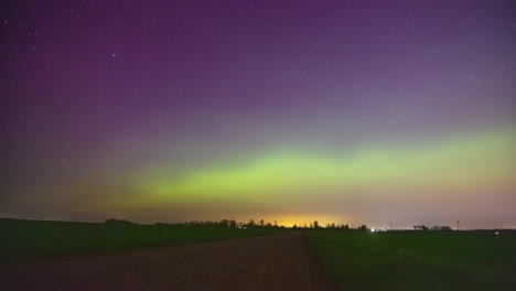 Aurora-Boreal-Brillando-Sobre-El-Paisaje-Rural,-Vista-De-Lapso-De-Tiempo