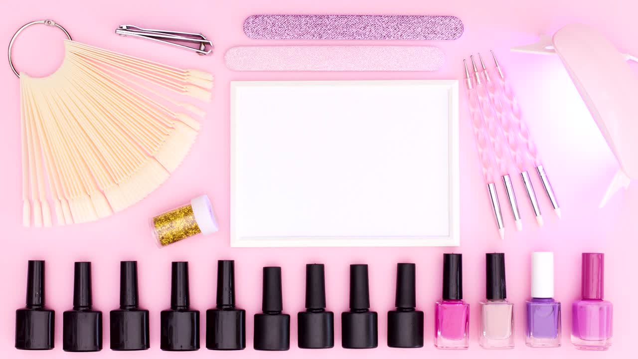 매니큐어 액세서리 및 도구는 분홍색 테마의 텍스트에 대한 프레임으로 나타납니다. 움직임을 멈추십시오.