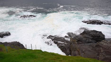 Grandes-Olas-Del-Océano-Atlántico-Norte-Rompiendo-Sobre-Las-Rocas-De-La-Costa-De-Vidareidi,-Faroe