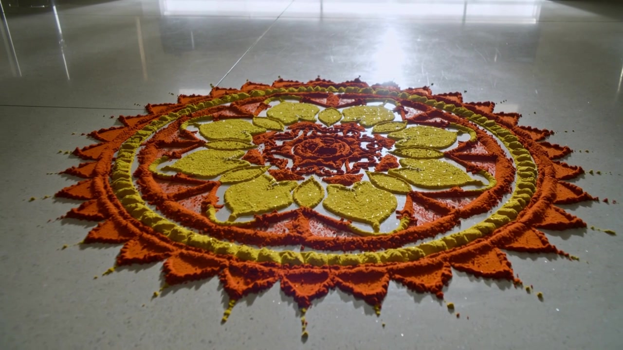 Telecamera che si muove all'interno, rivelando un rangoli su un pavimento lucido per riempire l'inquadratura con un brillante riflesso rettangolare.