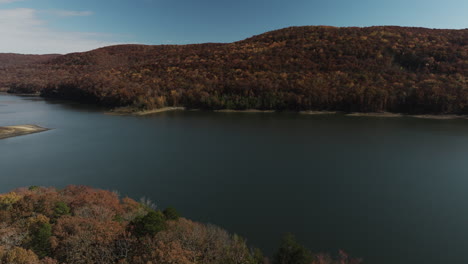 Ruhiges-Wasser-Des-Lake-Fort-Smith-In-Arkansas,-Vereinigte-Staaten-–-Drohnenschuss