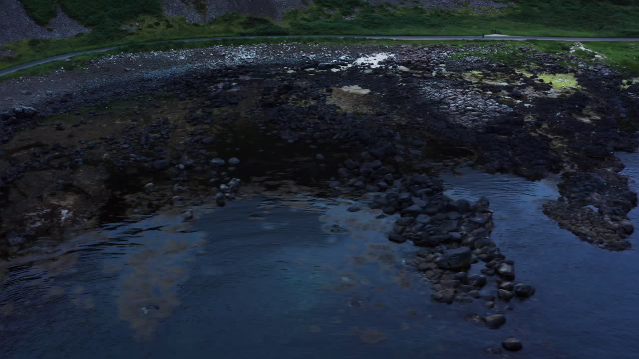 toma panorámica izquierda de la calzada del gigante - una costa de basalto en irlanda