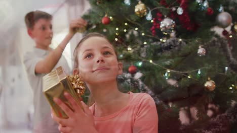 una feliz familia caucásica pasando la navidad en casa.
