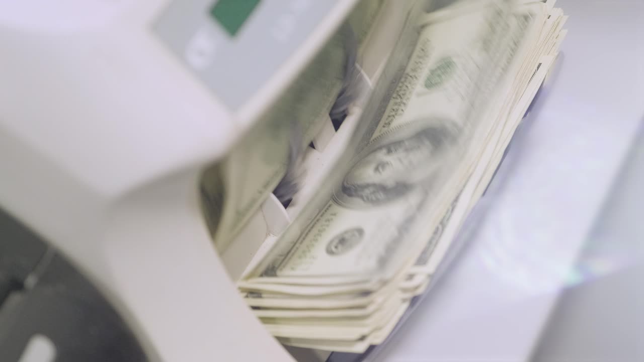 La macchina contabanote conta banconote da dollaro. Mille dollari. Cento dollari.