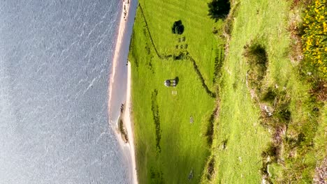 Vertikale-Gelassenheit:-Erkunden-Sie-Die-Schönheit-Des-Guinness-Lake-In-Den-Wicklow-Mountains-Mit-Einem-Denkmal-Im-Blick