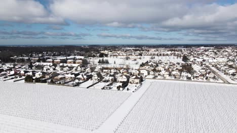 Antena-De-Tierras-De-Cultivo-Y-Ciudad-Vecina-En-Un-Día-Nublado-Azul-De-Invierno-Virgil,-Ontario