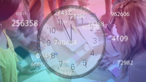 reloj y números de animación sobre un grupo diverso de personas que trabajan en la mesa
