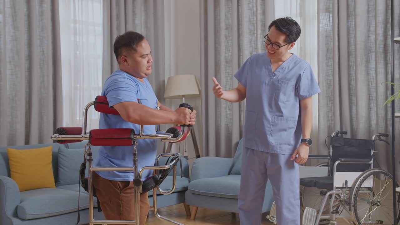 피지컬 테라피스트가 환자를 도와 서 있는 운동을 합니다.