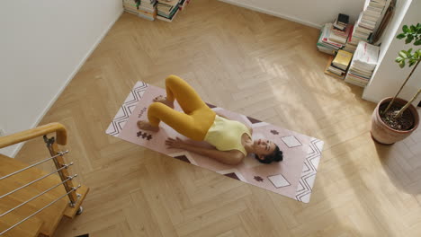 mujer practicando yoga en casa